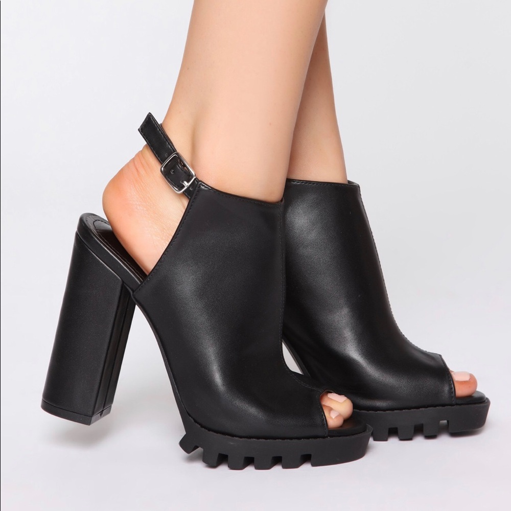 *SOLD* Black Chunky Heel Sandals